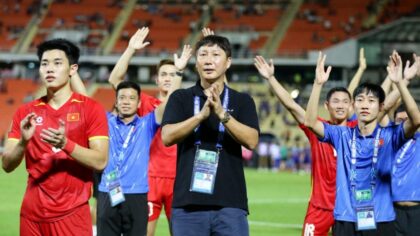 HLV Kim Sang Sik tạo ra nỗi sợ chưa từng thấy cho bóng đá Thái Lan